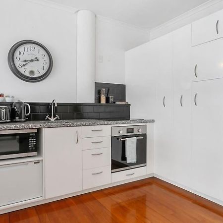 Funky One Bedroom Apartment On Princes Wharf Auckland Eksteriør billede